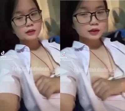 Nữ sinh kính cận lớp 9 khoe lồn khoe vú